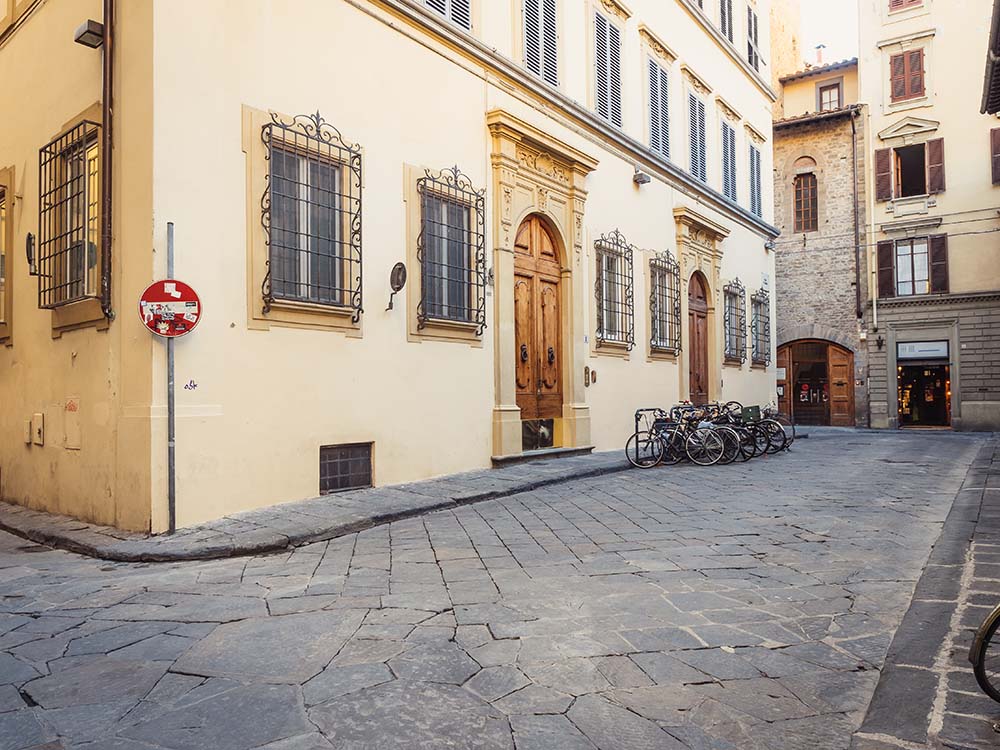 La piazza davanti al palazzo del B&B